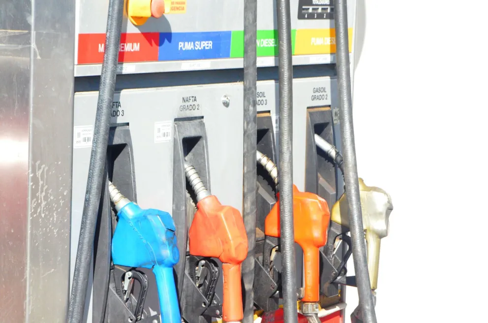 A llenar el tanque: las estaciones de servicio cerrarán a las 22 horas