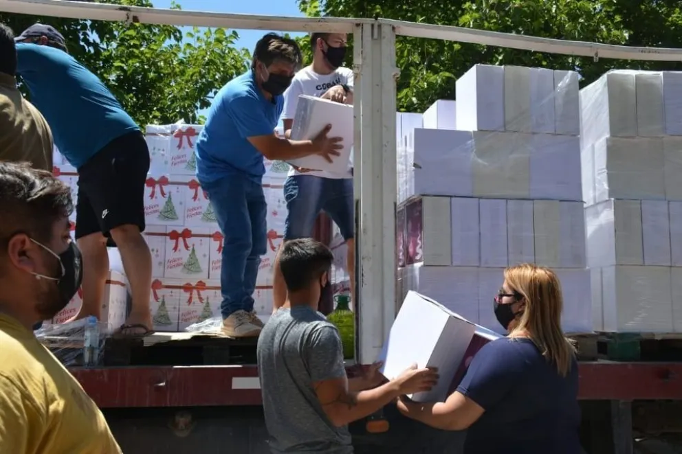 Un intendente mendocino repartió cajas navideñas puerta a puerta a los vecinos