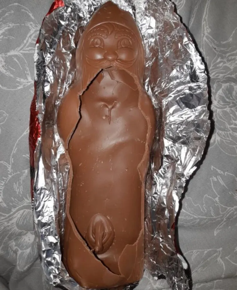 Compró un Papá Noel de chocolate que venía con sorpresa “sexual”