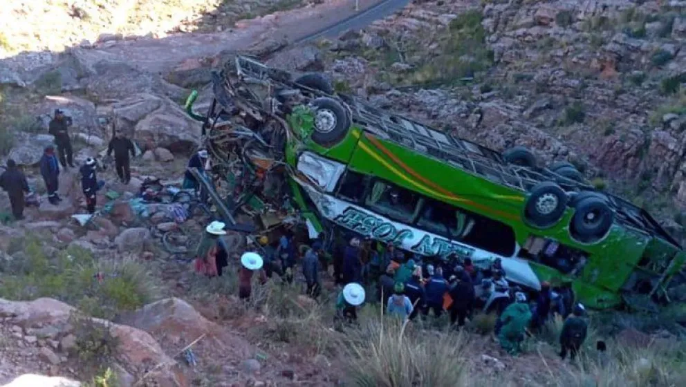 Colectivo desbarrancó por un precipicio y hay al menos 12 muertos