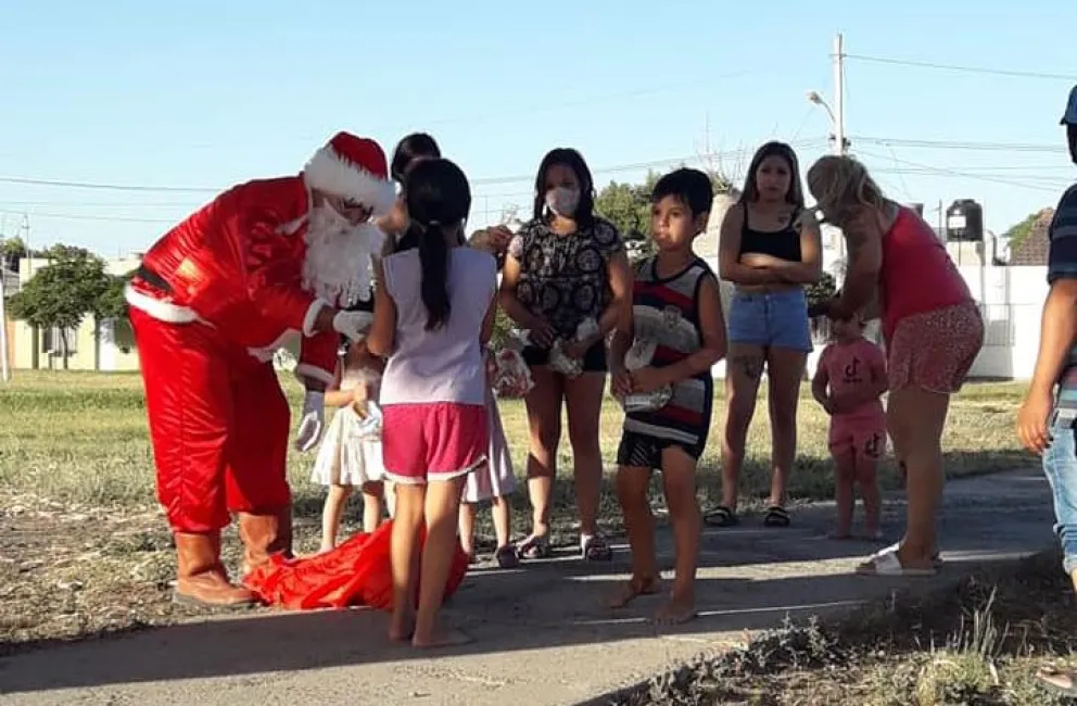 Para aplaudir: Vecino se vistió de Papa Noel para regalarle golosinas a los niños