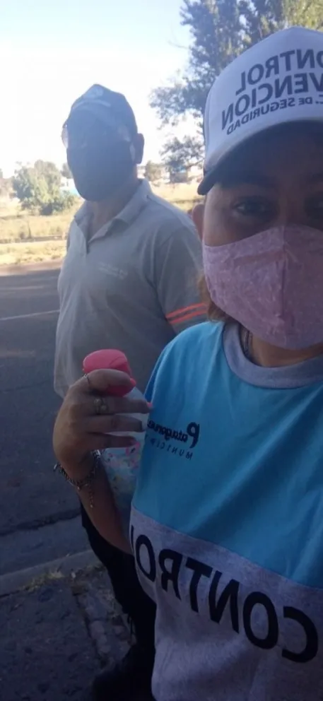 Un equipo de preventores trabaja para evitar aglomeramientos en la costanera