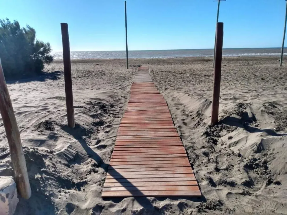 Despejaron la arena en la playa inclusiva de El Cóndor