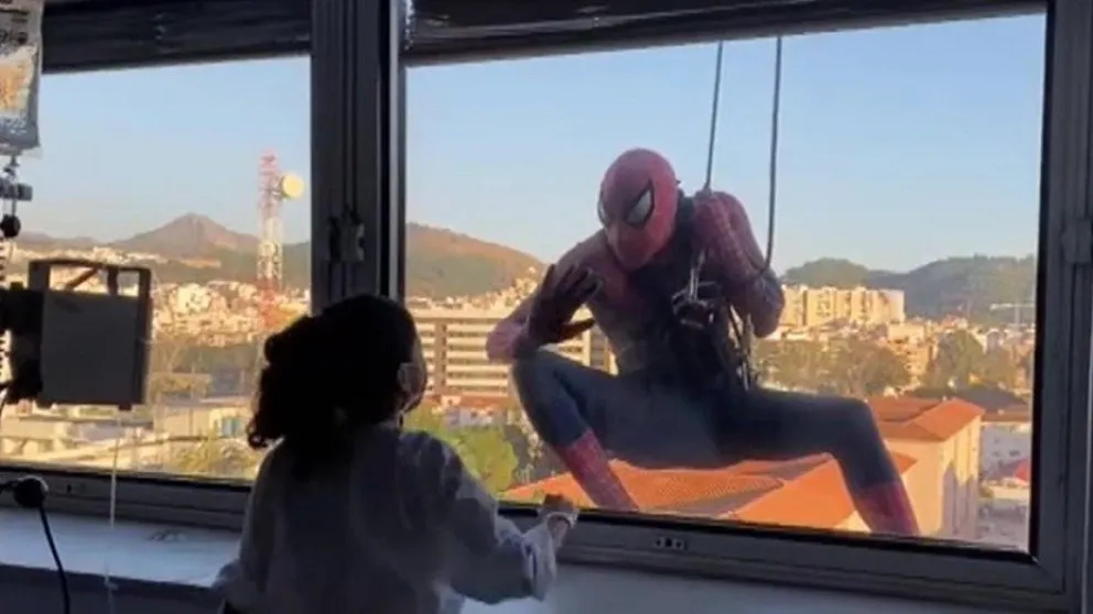 Spiderman se cuelga en un hospital para alegrar a los niños enfermos