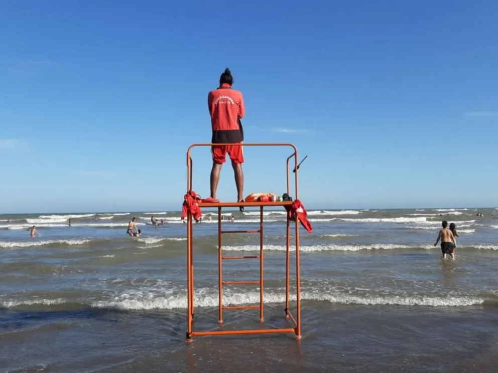 Chicos pequeños que se pierden en la playa, una constante en verano