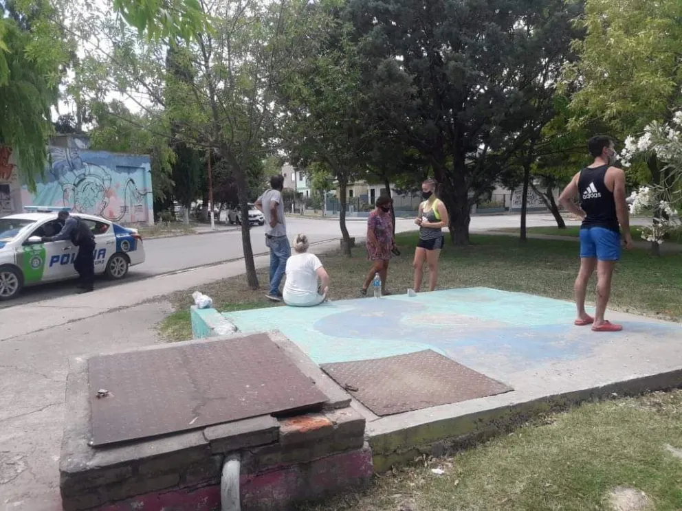 Barrio Amel: Una mujer fue mordida tras ser rodeada por tres perros en la plaza