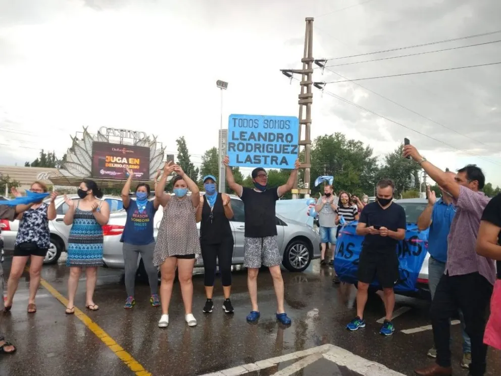 Ni la lluvia los paró: Salvemos Las Dos Vidas se manifestó en las calles