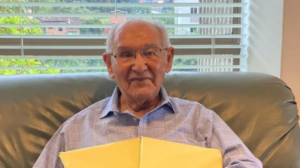 Tiene 104 años presentó su tesis y resolvió un enigma de hace 2 siglos