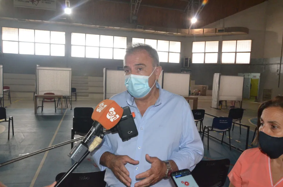 Pesatti valoró el plan de vacunación pero instó a "seguir cuidándonos"