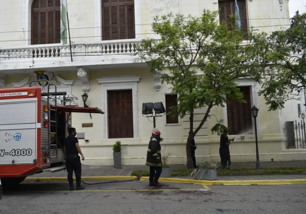 Bomberos lavaron las paredes de la Casa de Gobierno por huevazos