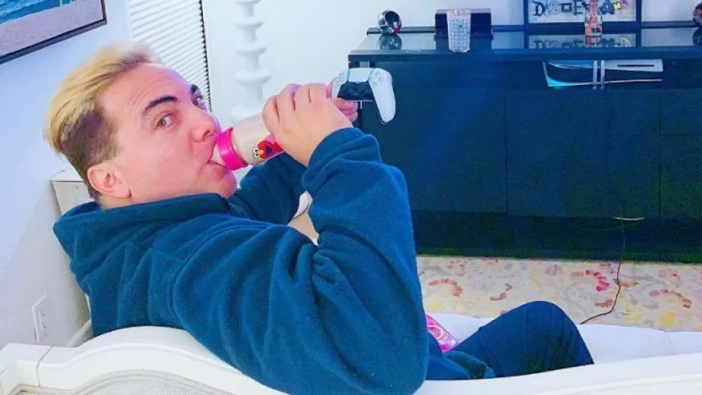 Cristian Castro quiere lanzar una marca de mamaderas para adultos