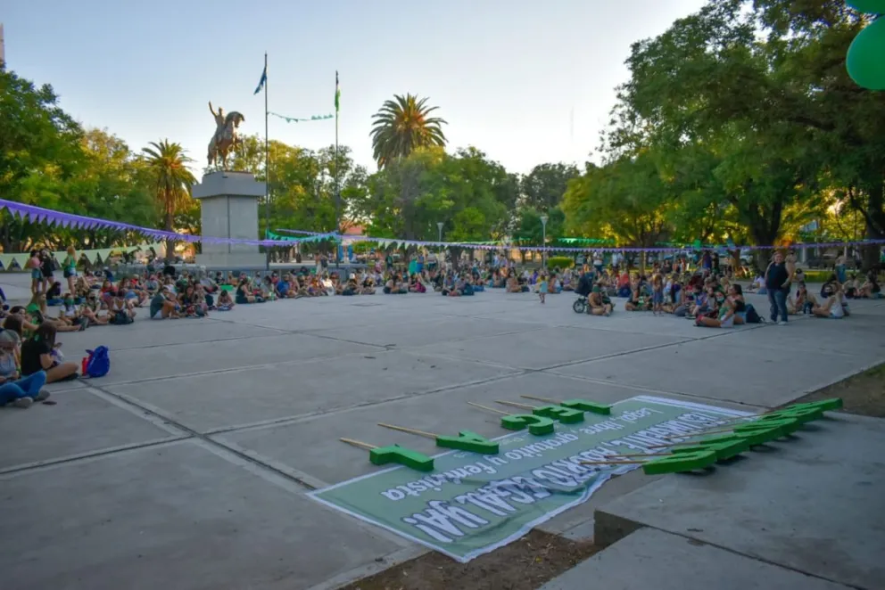 Cientos de personas hacen vigilia en Viedma esperando la aprobación del aborto