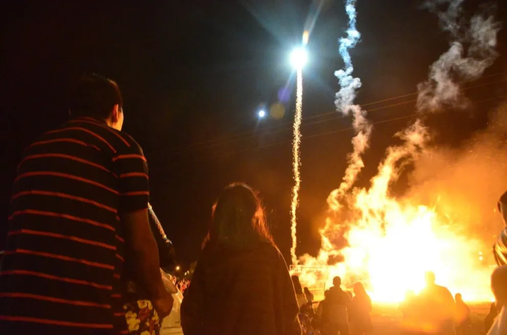 Con un predio lleno, se prendió fuego el muñeco de fin de año con forma de covid