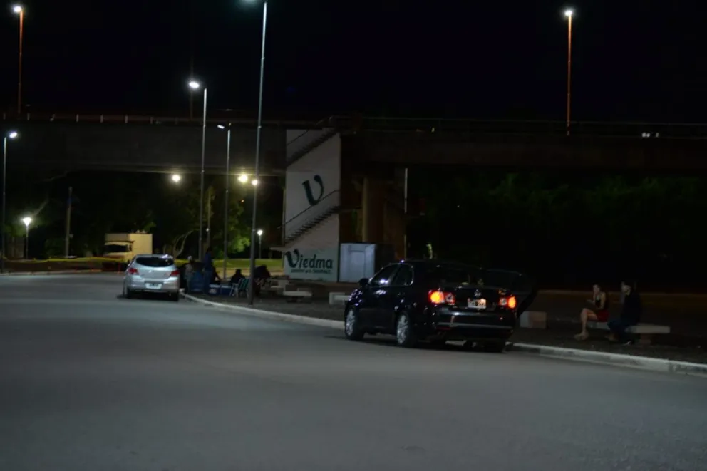 Jóvenes se enfrentaron a las piñas en la costanera