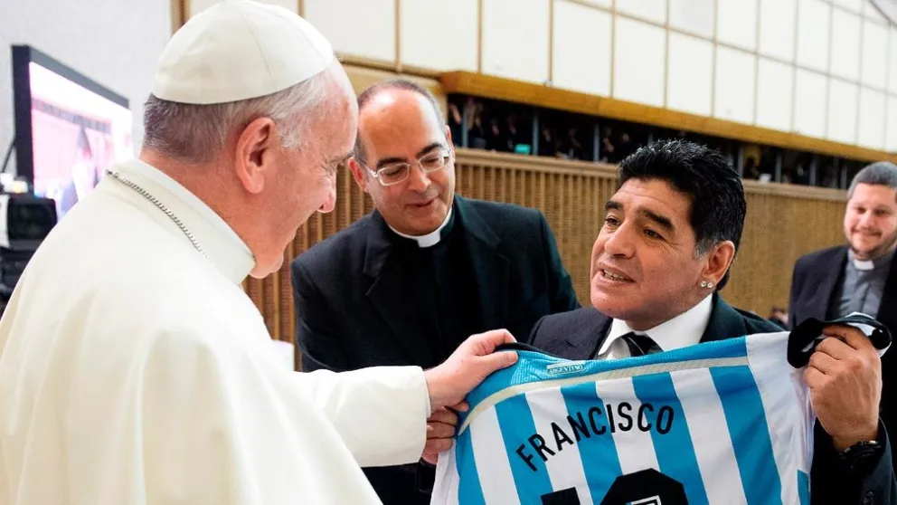 “Un poeta en la cancha”: el papa Francisco recordó a Maradona