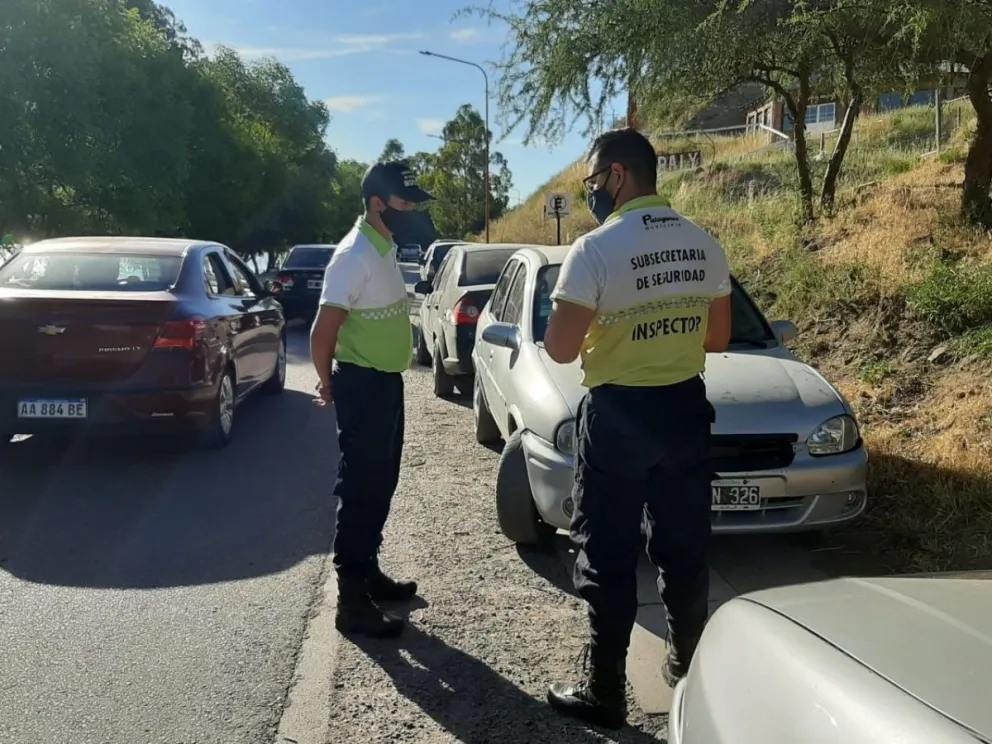 Récord de multas por estacionar en sentido contrario a la circulación