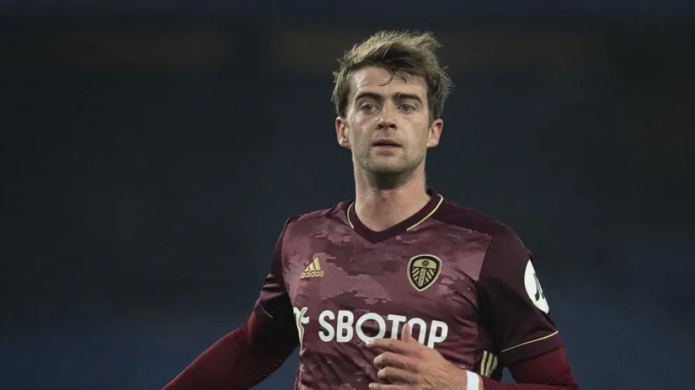El goleador del Leeds insultó en castellano y se volvió furor en las redes