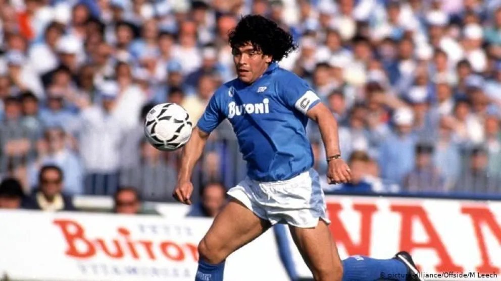 Video inédito de Maradona jugando de 3