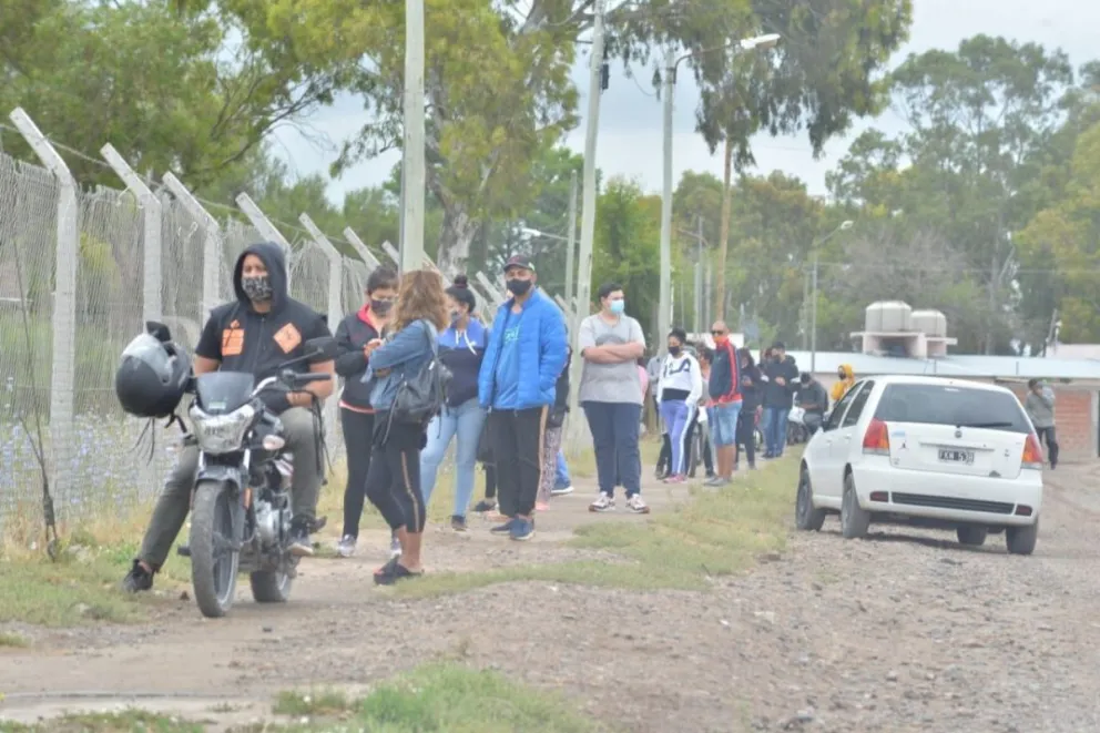 El CAMU se volvió a llenar de vecinos para hisoparse