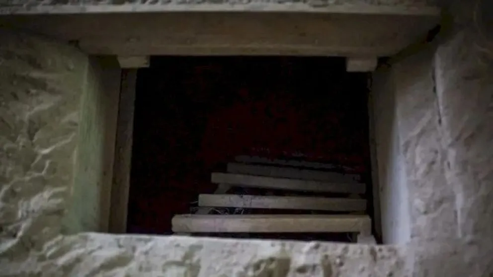 Construyó un túnel desde su casa a la de su amante: los agarraron "in fraganti"