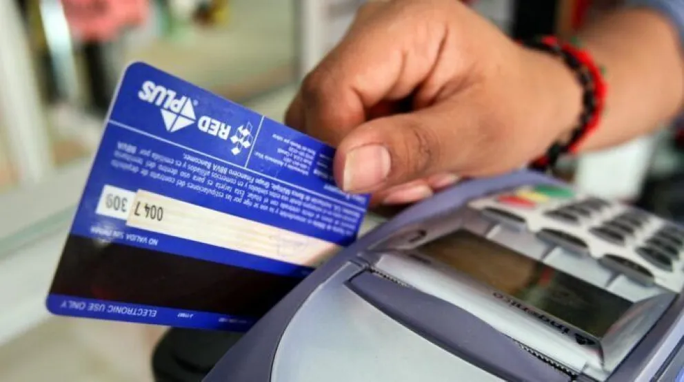 Varios negocios viedmenses incumplen la ley de ofrecer débito como medio de pago
