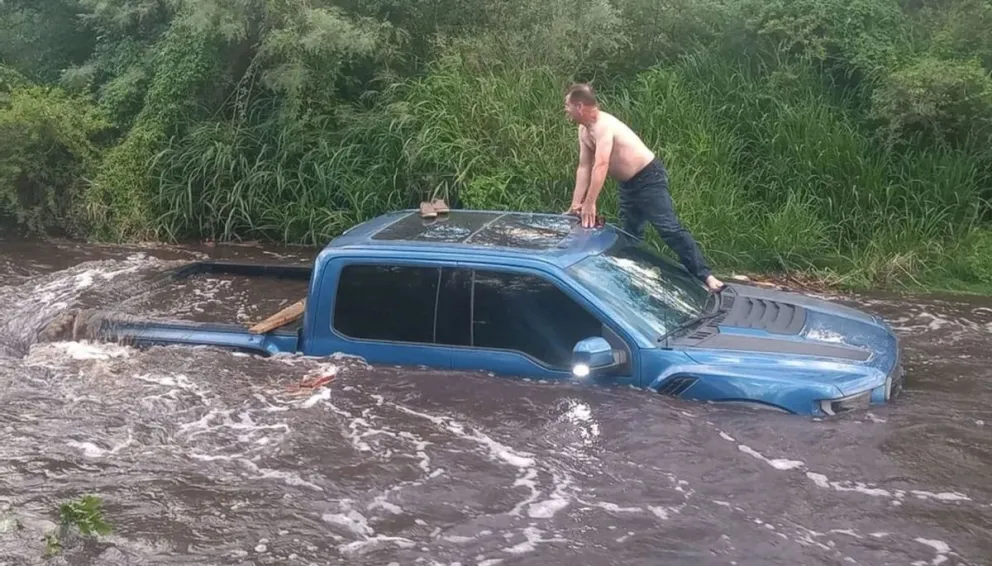 Un cordobés quiso imitar al Pulpero y su 4x4 terminó bajo el agua