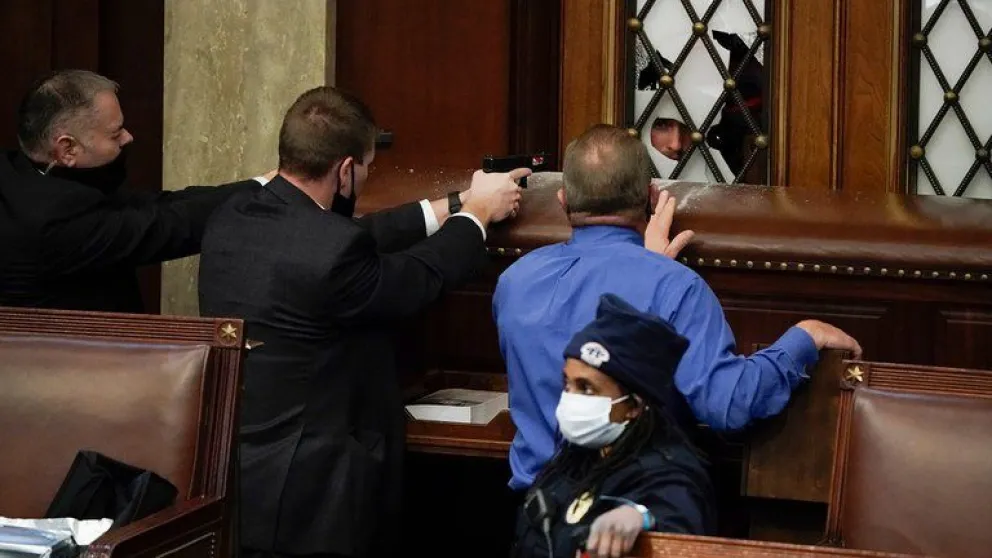 Partidarios de Donald Trump irrumpieron en el Congreso y obligaron a suspender la certificación de la victoria de Biden