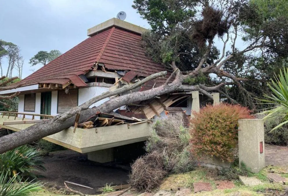 Impresionante: una cola de tornado pasó por Pinamar y causó destrozos