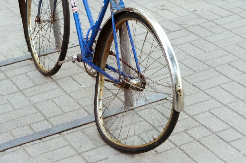 Se rompió los dientes tras caer de su bici y recibirá 400 mil pesos