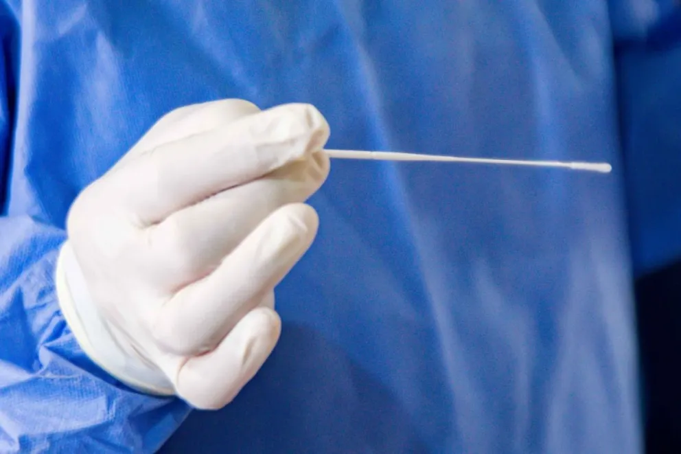 En Patagones le diagnosticaron covid sin hisoparla, se hisopó en Viedma y dio negativo