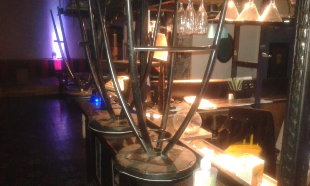 Hoteleros y gastronómicos calificaron el toque de queda como "insólito"