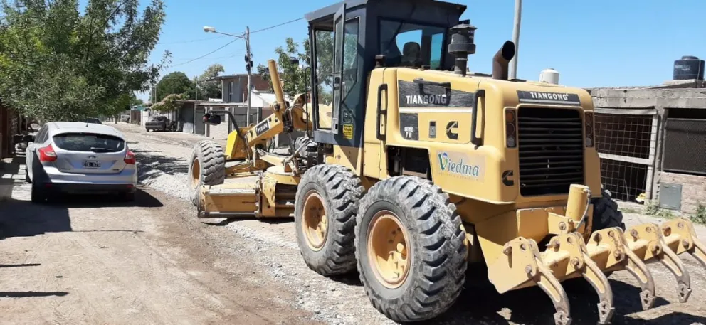 Trabajan en el repaso de varias calles de ripio