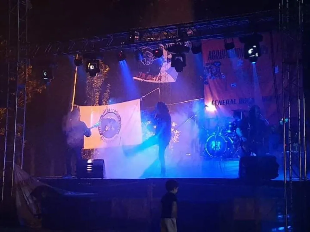 Debarataron una fiesta en un predio del Municipio de Roca con más de 300 personas