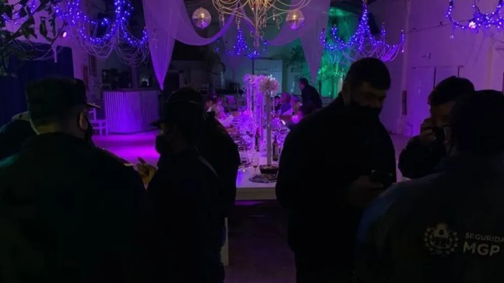 Policías impedían una fiesta swinger clandestina y los confundieron con strippers