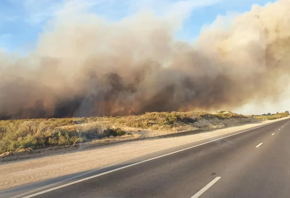 Por un incendio está cortado el acceso norte a Las Grutas