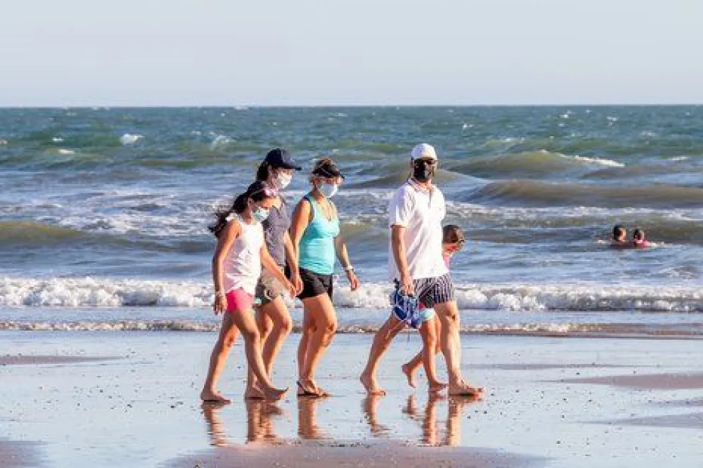¿Hay riesgo de contagio de Covid a través del agua de mar o la arena de playa?