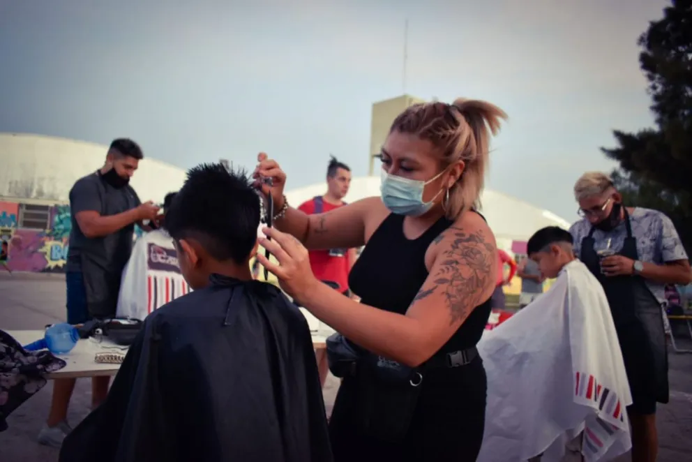 Jornada solidaria en el barrio Ceferino, con cortes de pelo gratuitos
