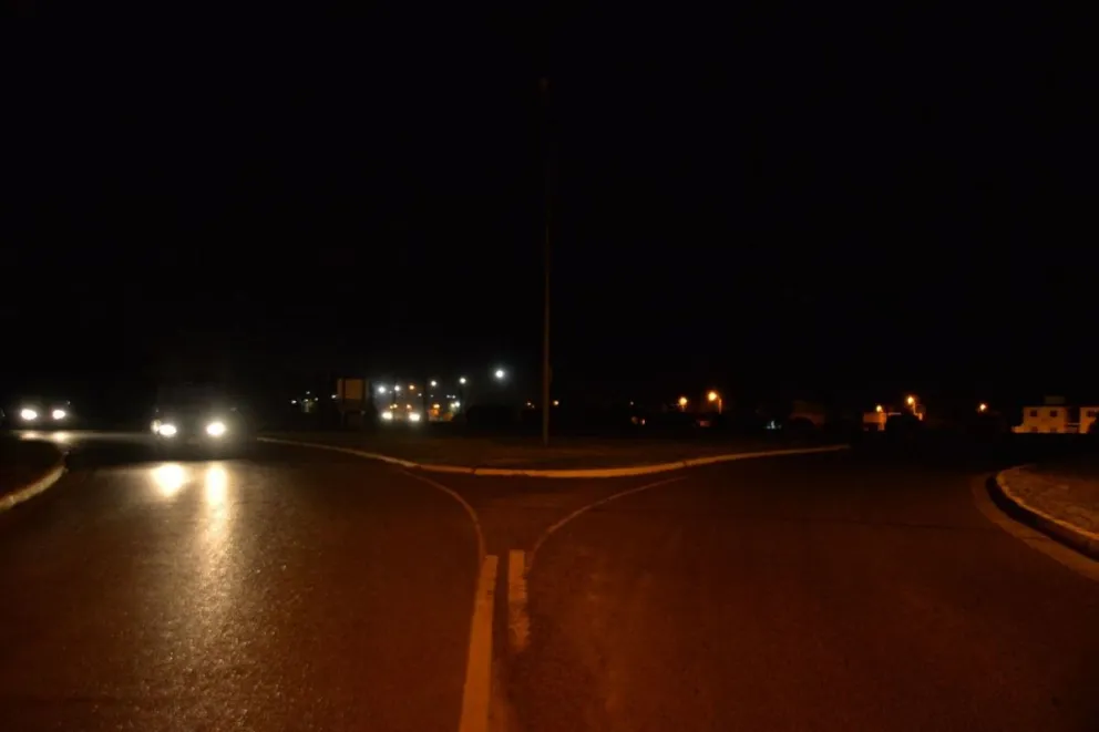 Peligro por falta de iluminación en la rotonda de la UNRN