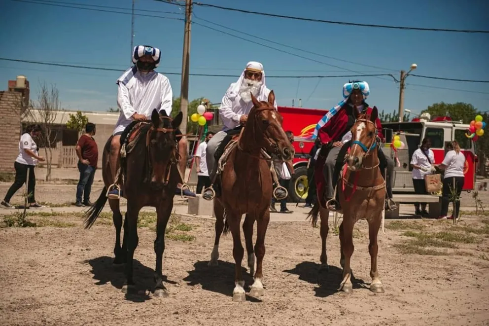 Policías se vistieron de Reyes Magos y regalaron alegría