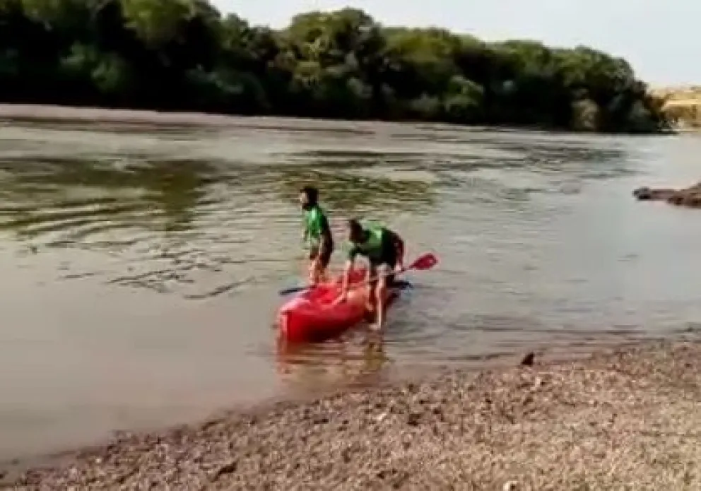Un joven fue rescatado en el río por docentes de Deportes de la Municipalidad