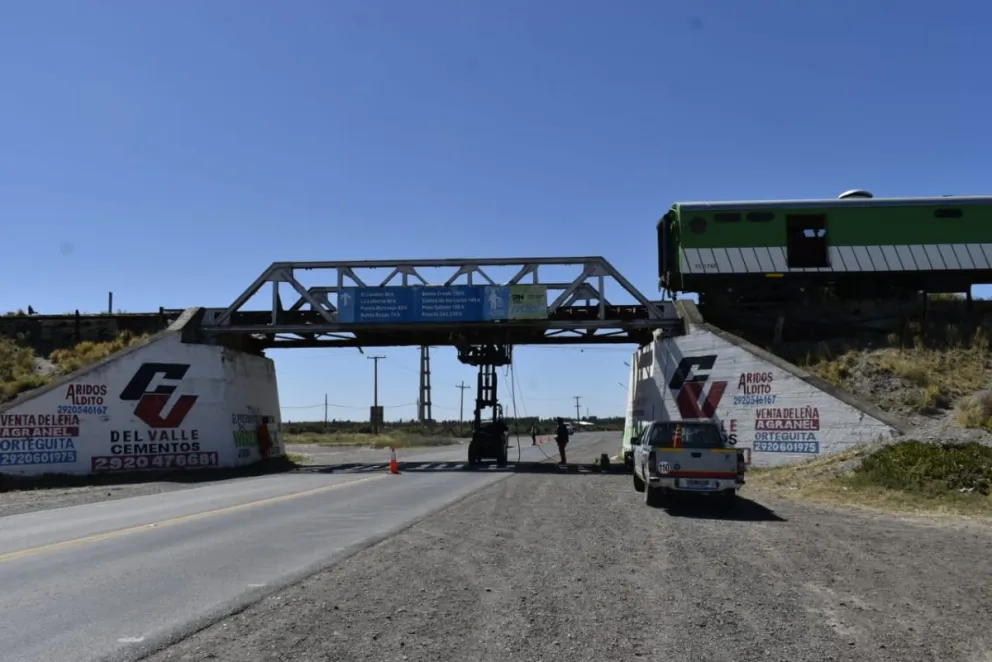 Apedrearon su auto desde el puente seco y le rompieron la luneta
