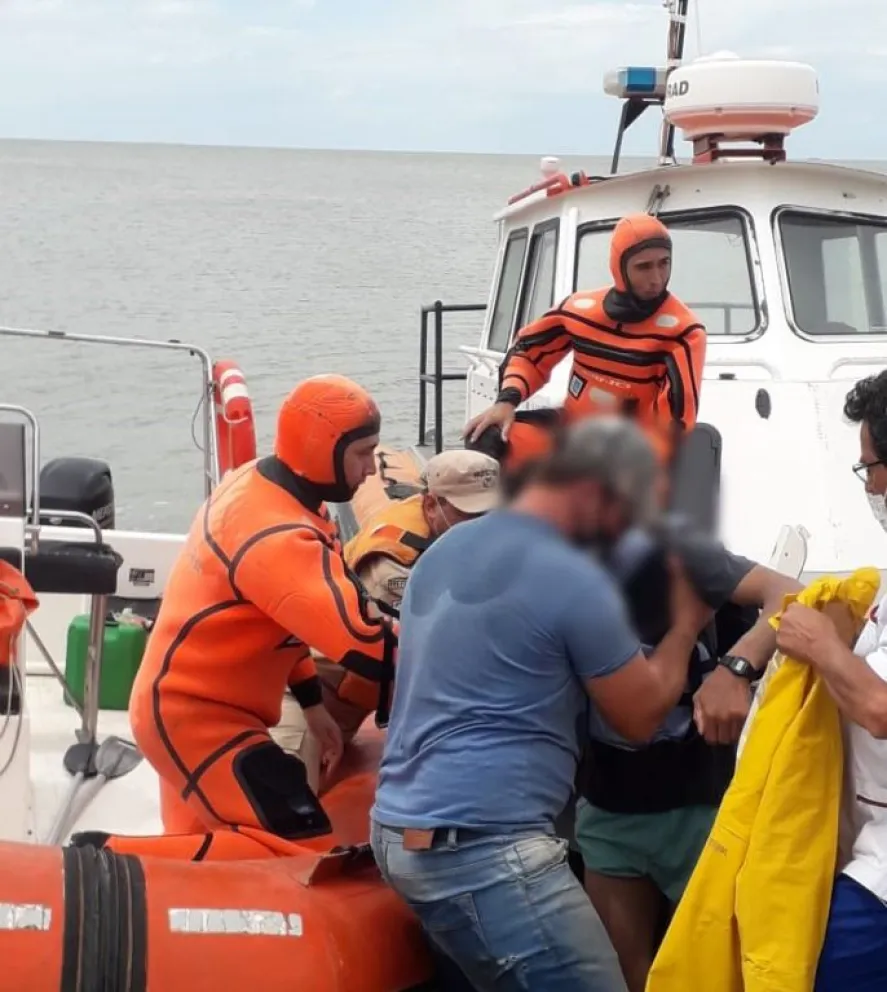 Rescatan a tres personas que no podían retornar a la costa