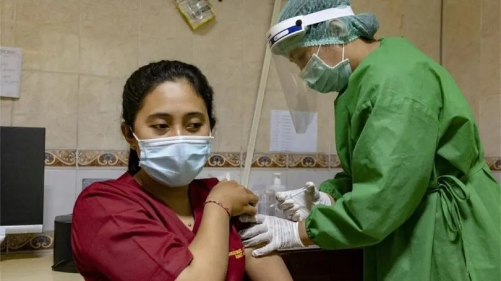 En Indonesia vacunan primero a los jóvenes y no a los ancianos contra Covid-19