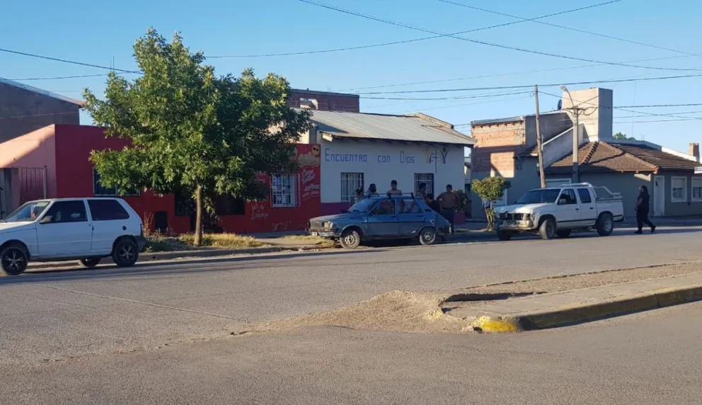 Frente a la Terminal, borracho chocó con su camioneta a un auto estacionado