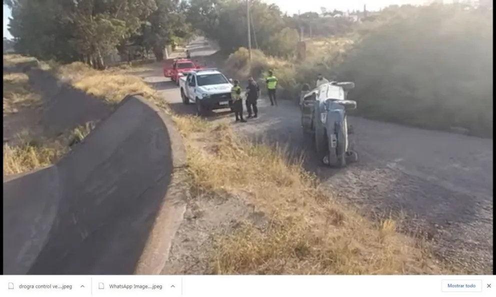 Perdió el control del auto y volcó en la calle Marcos Mora