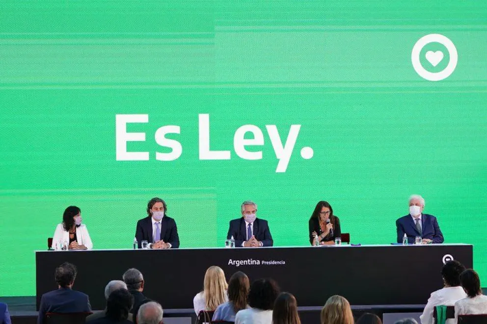 Es Ley: eufórico, el presidente promulgó la ley de aborto legal