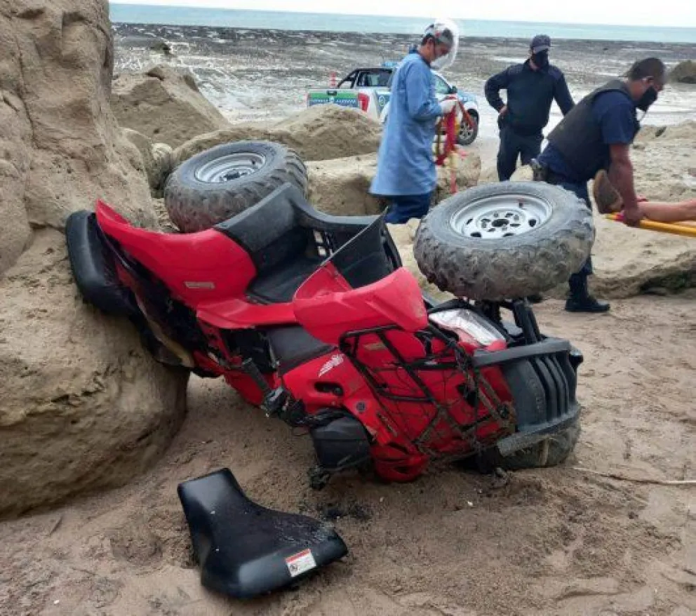 Se desbarrancaron con su cuatriciclo desde un acantilado en Las Grutas