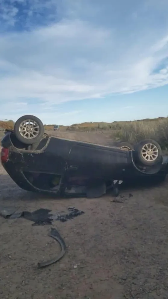 Vuelco en el camino a Playa de Arenas, en San Blas