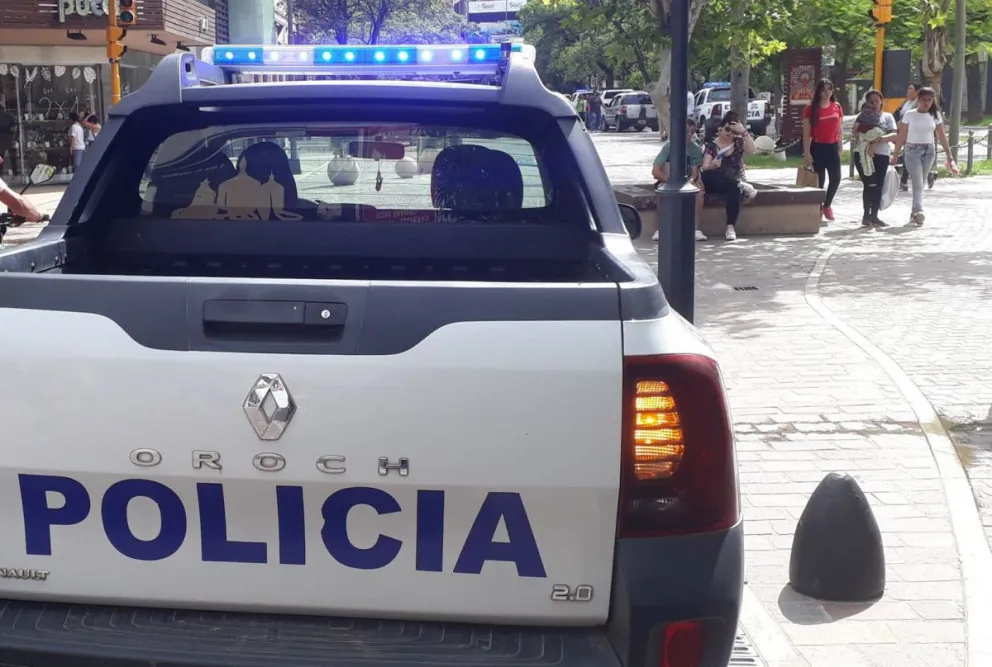 Delincuente se hizo pasar por político, pidió prestado un celular y se lo robó