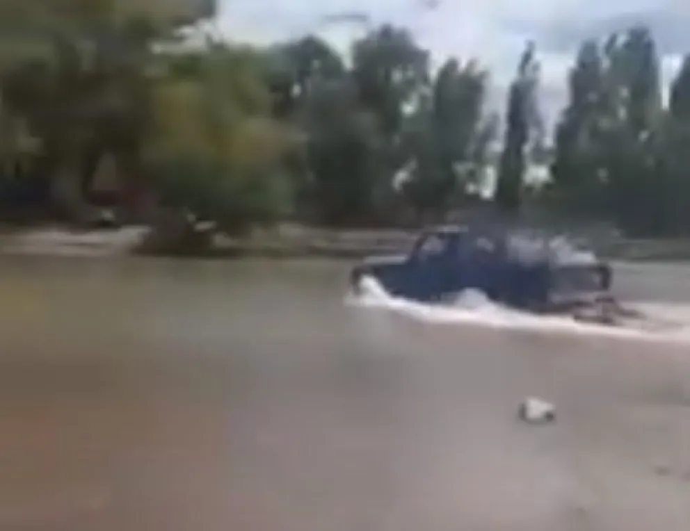 El Perforador le compite al Pulpero, cruzó el río con su camioneta